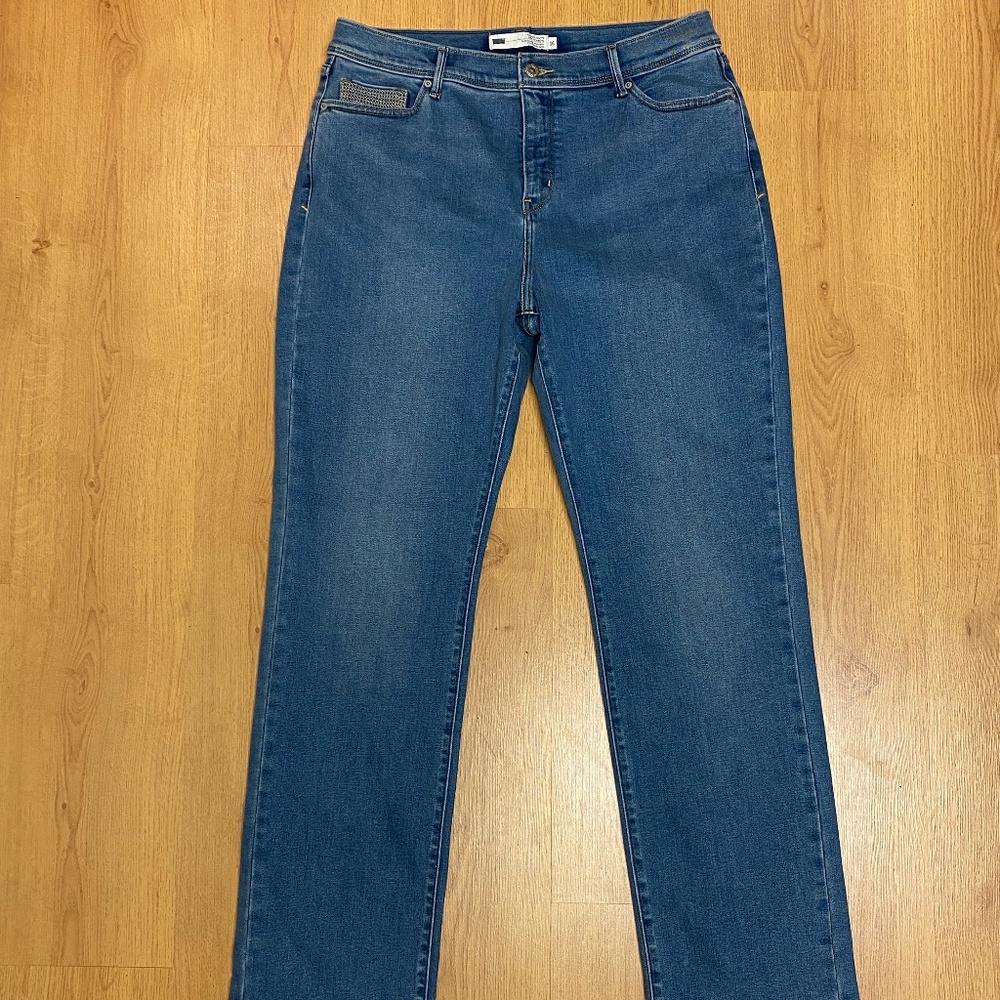 Levis perfectly slimming straight leg